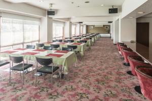 高知松荣第2日式旅馆的一个带桌椅的大型宴会厅