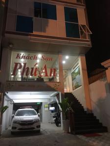 金瓯Khách sạn Phú An的停在酒店前停车场的汽车