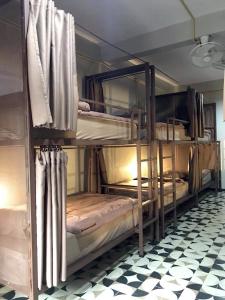巴色Chato Hostel的两张双层床,位于一个设有 ⁇ 架的房间里