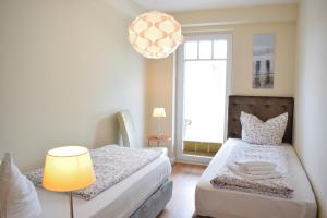 哈夫克鲁格Villa Ocean Place的一间卧室配有床、灯和窗户