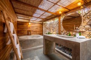 乌鲁瓦图Green Escape Eco Resort的一间带两个盥洗盆和大镜子的浴室