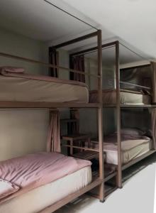 Chato Hostel客房内的一张或多张双层床