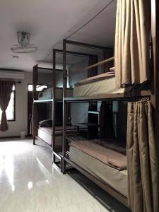 Chato Hostel客房内的一张或多张双层床