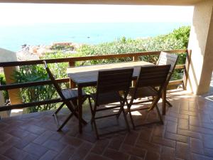 帕拉迪索海岸Residenze Paradiso的阳台配有一张桌子和两把椅子,享有海景