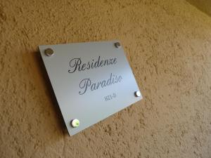 帕拉迪索海岸Residenze Paradiso的墙上的读电阻小字的标志