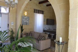 加拉Simar的客厅设有一张石墙沙发