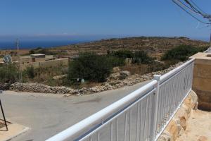 加拉Simar的阳台设有白色围栏,享有海景。