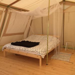 赫鲁德VierVaart Tent的帐篷内一间卧室,配有一张床