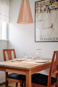 格兰纳Gränna Lakeview的餐桌,配有两把椅子和一盏灯