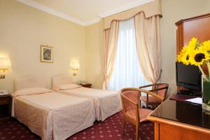 罗马托瑞诺酒店的酒店客房设有两张床和窗户。
