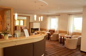 拉古多Hotel Flora的酒店大堂设有酒吧和桌椅