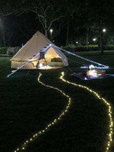 新加坡Glamping Kaki - Medium Bell Tent的夜晚在草地上灯火通明的帐篷