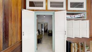 曼谷Home & Hashery Boutique House的走廊房间的一扇敞门