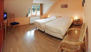 佩迪特斯-泰勒斯奥克斯玛索泰斯酒店的卧室配有一张白色大床和一把椅子