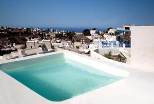 梅萨雷亚Villa Del Sol Santorini的屋顶上的游泳池