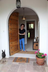 圣让皮耶德波尔Gure Lana的站在房子门口的女人