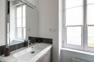 圣马洛Zen et design, proche Cité Corsaire的白色的浴室设有水槽和镜子