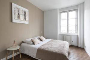 圣马洛Zen et design, proche Cité Corsaire的白色的卧室设有床和窗户