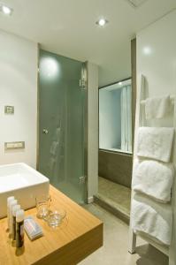 瓦西Perantzada Hotel 1811的带浴缸、水槽和淋浴的浴室