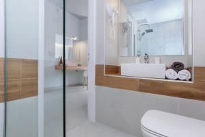干尼亚Notus Chania Crete的白色的浴室设有水槽和卫生间。