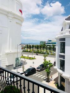 Hồng Hạc Hotel的阳台或露台