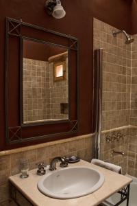 蒂尔卡拉波萨达德路斯酒店的一间带水槽、镜子和淋浴的浴室