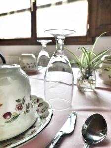 佩琼Posada Fuentedevilla的一张桌子,上面有盘子,碗和勺子
