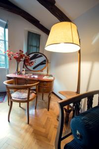 的里雅斯特法伍斯塔别墅住宿加早餐旅馆的客房设有书桌和带台灯的桌子。