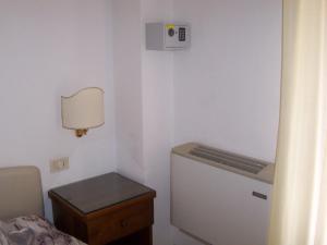 基奥贾卡尔鼎酒店的一间房间,墙上装有加热器和灯