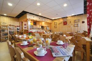 布齐耶比利牛斯2000普拉德拉酒店的一间带桌椅的用餐室和一间餐厅