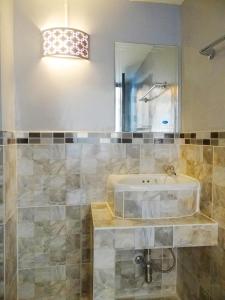 美塞坤侃宾馆的一间带水槽和镜子的浴室