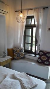 斯科派洛斯蓝色巨人酒店的一间卧室设有一张床和一个窗口