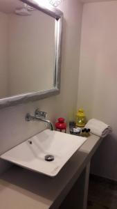 斯科派洛斯蓝色巨人酒店的浴室设有白色水槽和镜子