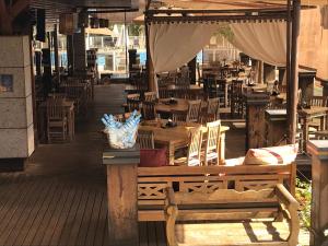 巴西利亚Flat em Resort incrivel a 10 min da Esplanada, STF e PGR的户外餐厅设有木桌和椅子