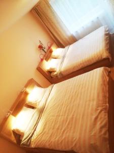 派尔努Couple getaway to a freshly renovated apartment的一间卧室设有两张床和窗户。