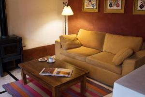 蒂尔卡拉波萨达德路斯酒店的带沙发和咖啡桌的客厅