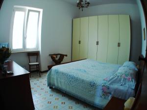 孔韦尔萨诺Villa Maria的一间卧室配有一张床、一个梳妆台和一扇窗户。