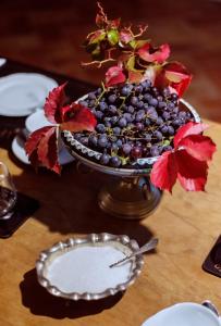 的里雅斯特法伍斯塔别墅住宿加早餐旅馆的盘子上的一碗葡萄