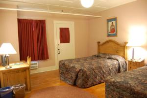 东冰川公园冰川公园旅馆的酒店客房设有两张床和窗户。