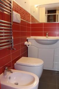 阿西亚罗利L'incanto del mare的浴室设有白色的卫生间和镜子
