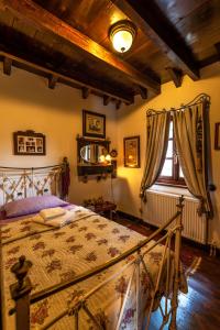 阿利基Villa Evdora的一间卧室设有一张床和一个窗口