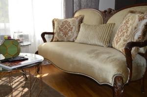 索非亚Parliament Sofia - Top Center Luxury Apartment的客厅配有带枕头的沙发。
