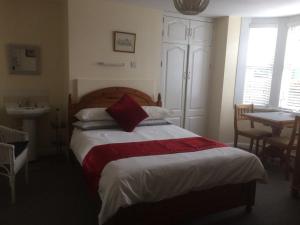 艾尔斯伯里Bay Lodge的一间卧室配有一张带红色毯子的大床