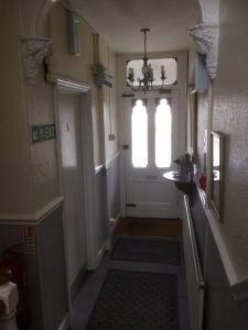 艾尔斯伯里Bay Lodge的走廊上设有白色门和窗户