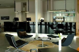 奥西莫G Hotel Ancona的大堂设有带椅子和桌子的酒吧