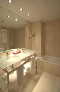 巴塞罗那泽尼特博雷尔酒店的一间带水槽、浴缸和镜子的浴室