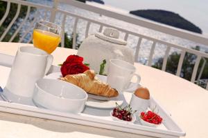 尼亚卢卡特林塔科尔丘拉旅馆的托盘早餐食品和一杯橙汁