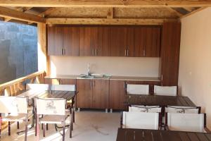 桑德雷什Gostevoi dom u Timura的用餐室配有木柜和桌椅