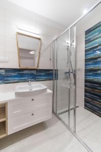 亚斯塔尔尼亚Apartamenty Draga的一间带水槽和淋浴的浴室