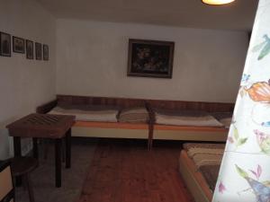 JavornáChalupa na Šumavě的一间设有两张床和一张桌子的房间